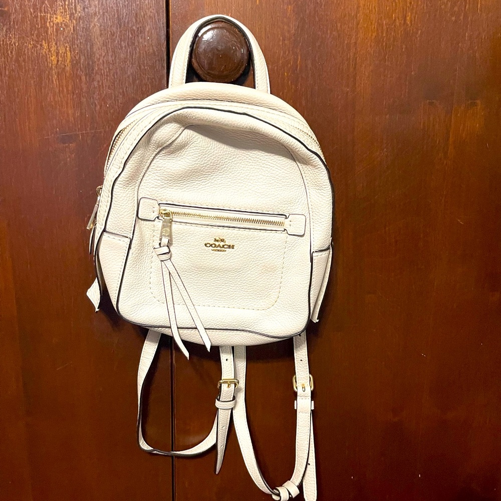 COACH ANDI BACKPACK IN OFF WHITE PEBBLE LEATHER  ADJUSTABLE STRIPS  ZIP POCKET
